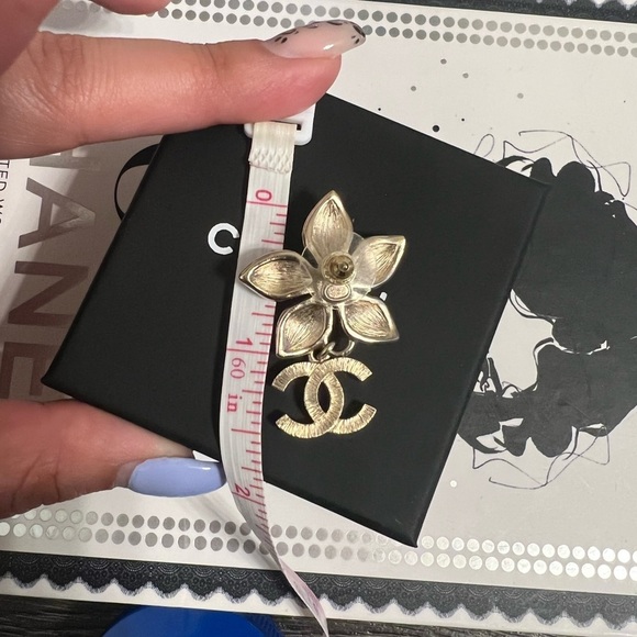 Chanel 22K Flower CC Crystal Drop Earrings - AUTH - Picture 4 of 8